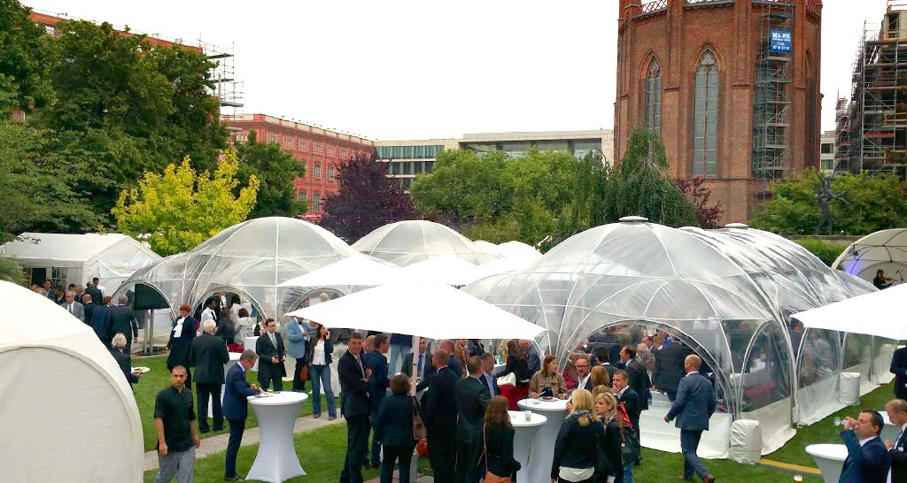 Outdoor-Veranstaltung in Berlin mit Gästen und Pavillons