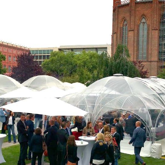 Outdoor-Veranstaltung in Berlin mit Gästen und Pavillons